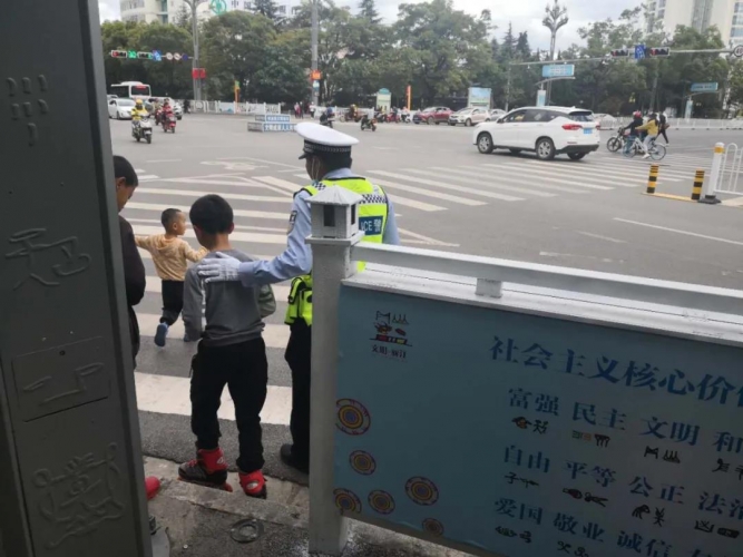 马路不是游乐场，家长要看好孩子 (2).jpg