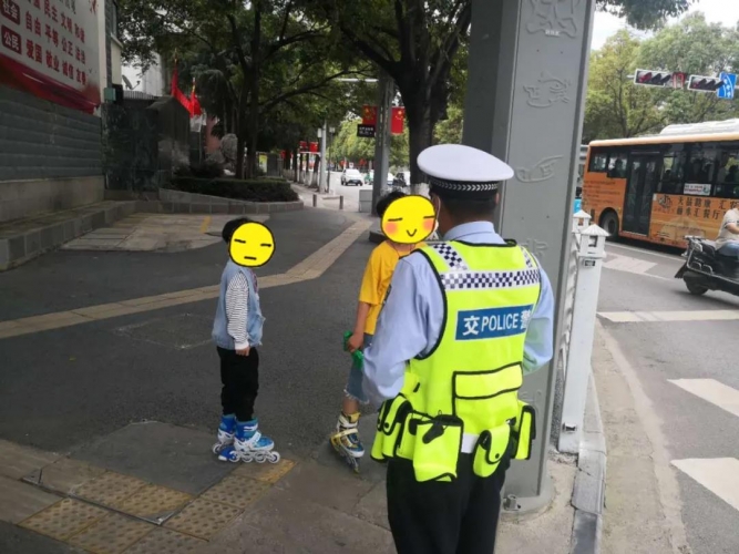 马路不是游乐场，家长要看好孩子 (1).jpg