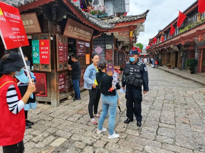 一天内，民警接连帮助找回走失小孩老人 (3).jpg