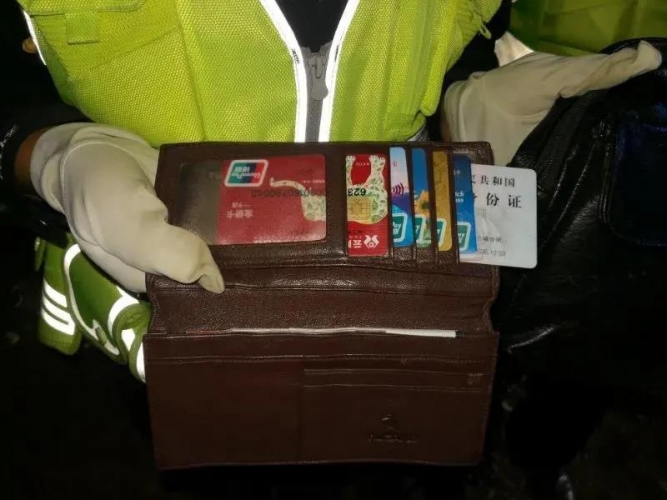 路人拾金不昧，民警是他们中间的“红娘” (2).jpg