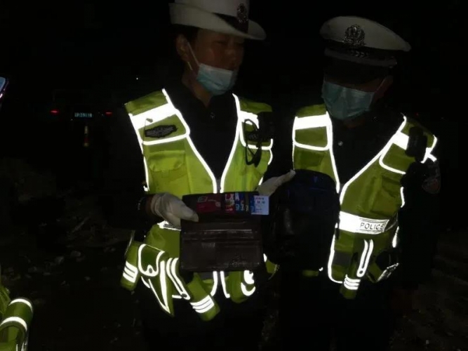 路人拾金不昧，民警是他们中间的“红娘” (3).jpg