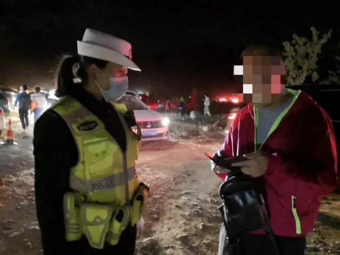 路人拾金不昧，民警是他们中间的“红娘” (1).jpg