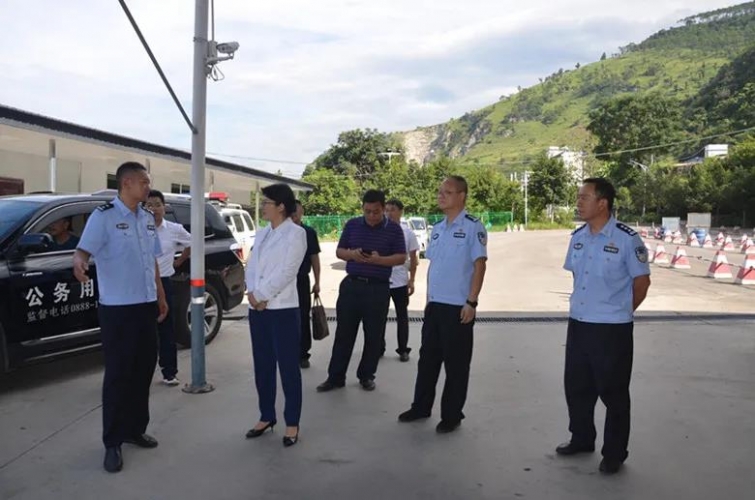 庞新秀到县局交警大队、智慧公安检查站调研督导“双节”工作 (2).jpg