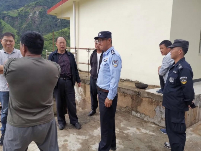 金山派出所多措并举开展保护长江流域生态环境工作 (2).jpg