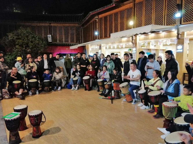 朝手鼓女孩脸上砸钱 事发束河 太侮辱人了真是活久见1.jpeg