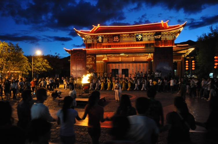 朝手鼓女孩脸上砸钱 事发束河 太侮辱人了真是活久见.jpg