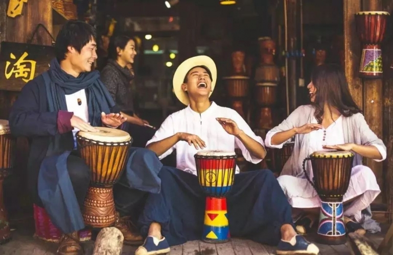 朝手鼓女孩脸上砸钱 事发束河 太侮辱人了真是活久见2.jpeg