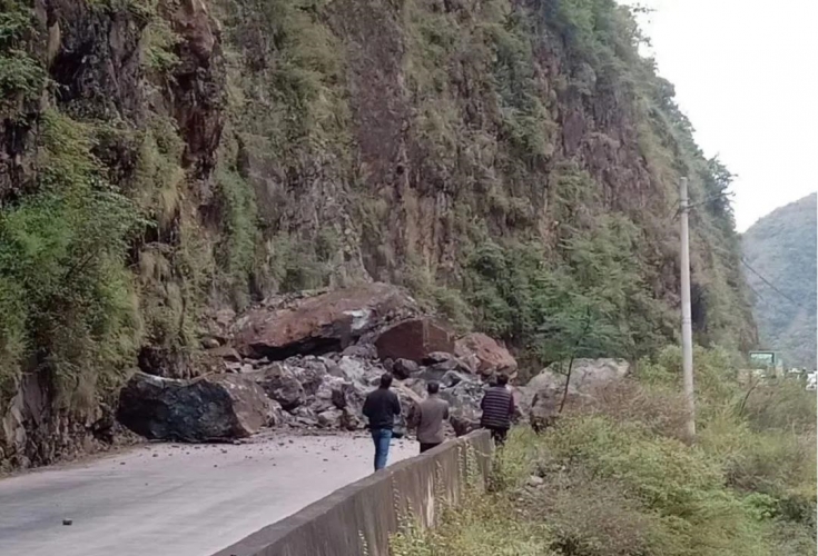 五郎河路段塌方致交通中断，道路恢复通行时间待定 (2).jpg