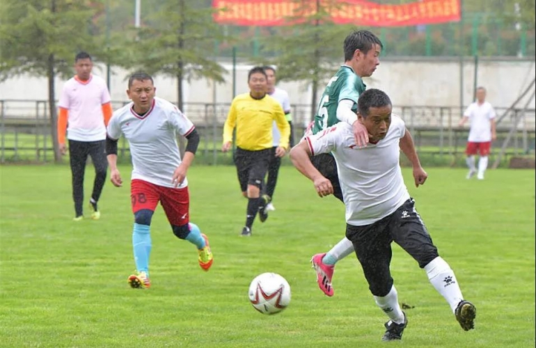 周末足球业余联赛开赛了，21支球队500多名运动员齐聚一堂 (1).jpg