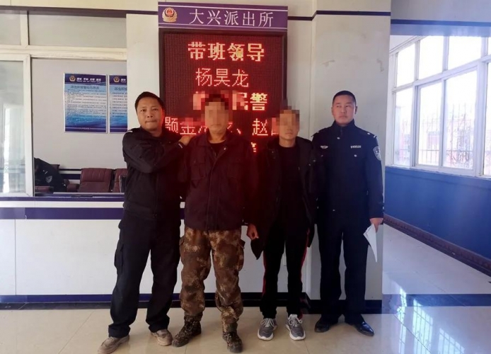 2名工人盗窃工地钢筋，拉至废品收购店变卖，被巡逻民警抓个正着 (1).jpg