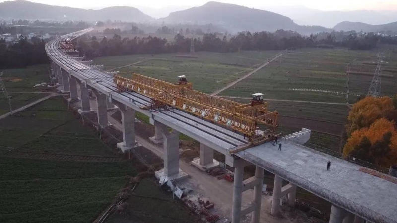 永胜特大桥左幅梁板吊装完成，建成通车后从宁蒗到永胜只需1小时左右.jpg