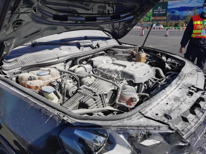 丽江西收费站一辆越野车自燃，引擎盖内冒出滚滚浓烟 (1).jpg