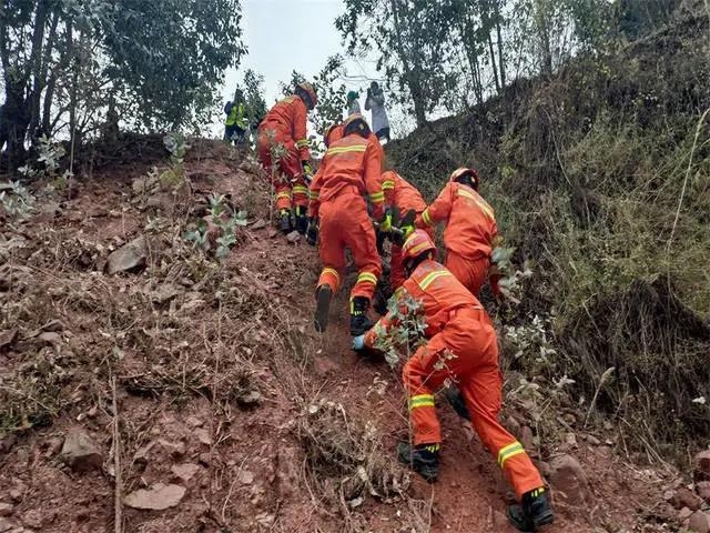 一辆面包车在行驶过程中侧翻至深沟，男子被困车内 (1).jpg