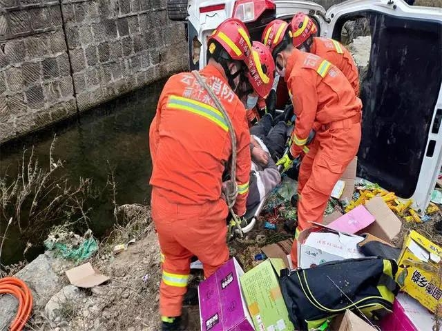 一辆面包车在行驶过程中侧翻至深沟，男子被困车内 (2).jpg
