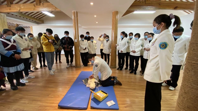 “救”在身边：丽江市人民医院深入古城开展急救培训 (8).jpg