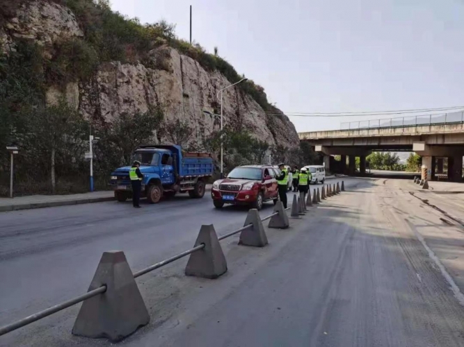 “百年好合”喜帖覆盖车牌接亲 罚款200驾驶证记12分1.jpg