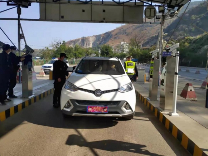 “百年好合”喜帖覆盖车牌接亲 罚款200驾驶证记12分2.jpg