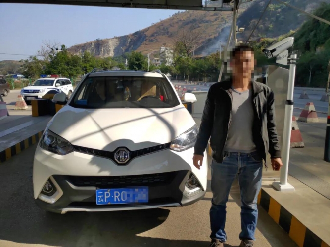 “百年好合”喜帖覆盖车牌接亲 罚款200驾驶证记12分3.jpg