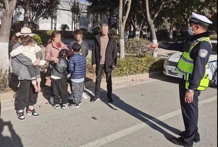 丽江一5座轿车乘坐7人,这可万万“驶”不得 (1).jpg