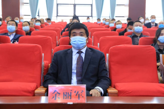 华坪县组织收听收看全国脱贫攻坚表彰大会 (4).jpg