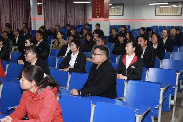 华坪县组织收听收看全国脱贫攻坚表彰大会 (9).jpg