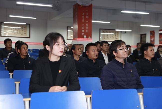 华坪县组织收听收看全国脱贫攻坚表彰大会 (8).jpg