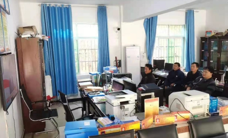 华坪县组织收听收看全国脱贫攻坚表彰大会 (13).jpg