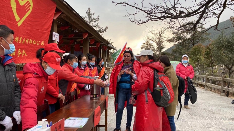 立足岗位提升服务，他们就是玉龙雪山上的“雷锋” (3).jpg