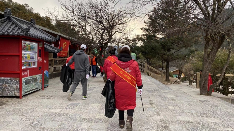 立足岗位提升服务，他们就是玉龙雪山上的“雷锋” (9).jpg