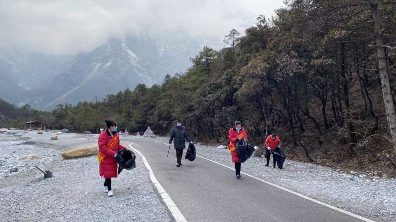立足岗位提升服务，他们就是玉龙雪山上的“雷锋” (11).jpg