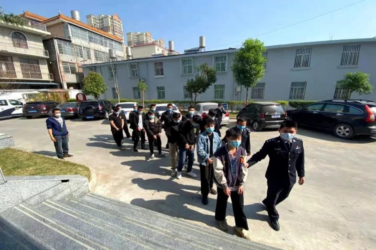 侦破电信诈骗案牵出组织他人偷越国境案 9名犯罪嫌疑人被抓获1.jpg