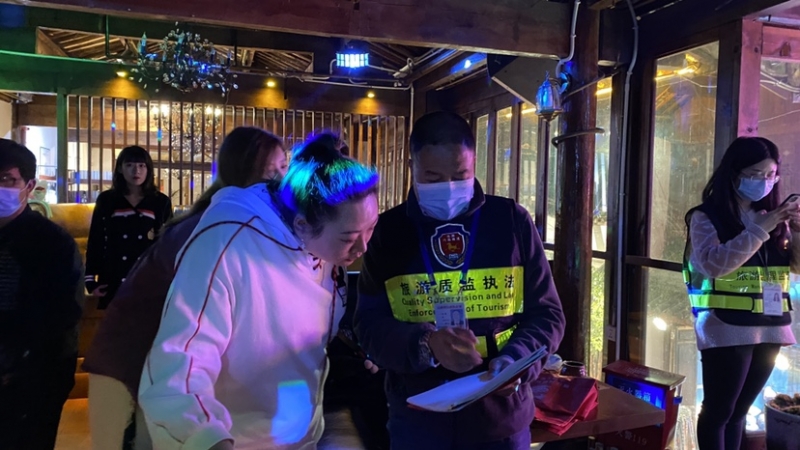 丽江文旅部门开展专项整治 执法支队夜查古城酒吧... (6).jpg