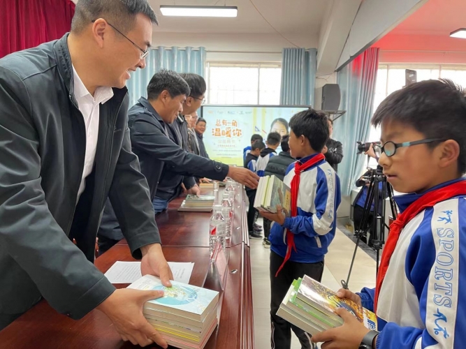 复星旅文爱必侬“总有一角温暖你”公益捐书活动走进丽江 (7).jpg