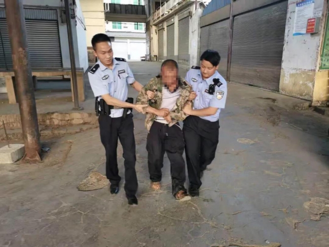 男子醉卧路边不省人事，昏睡在冷冰冰的水泥地上 (1).jpg