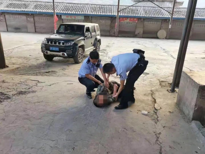 男子醉卧路边不省人事，昏睡在冷冰冰的水泥地上 (2).jpg