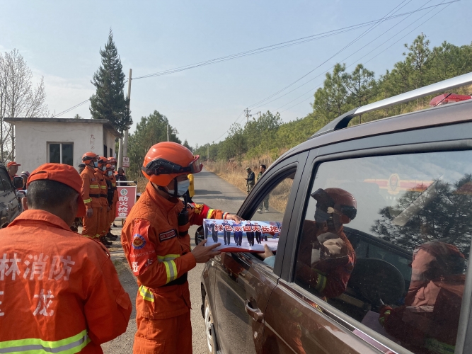 丽江市森林消防多措并开展清明专项防火行动 (4).jpg