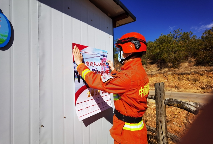 丽江市森林消防多措并开展清明专项防火行动 (1).jpg