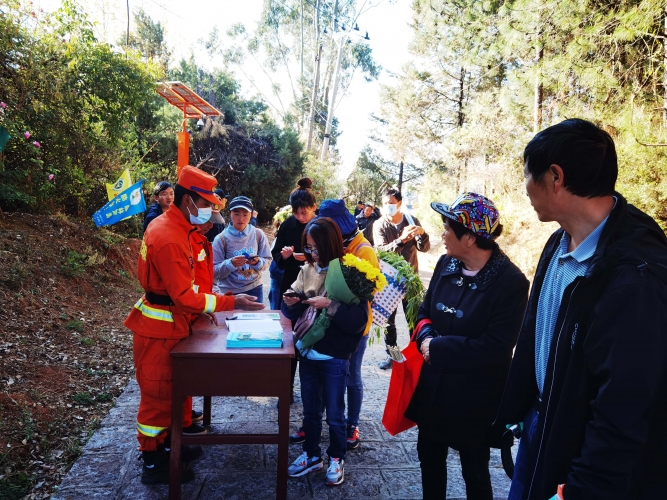 丽江市森林消防多措并开展清明专项防火行动 (5).jpg