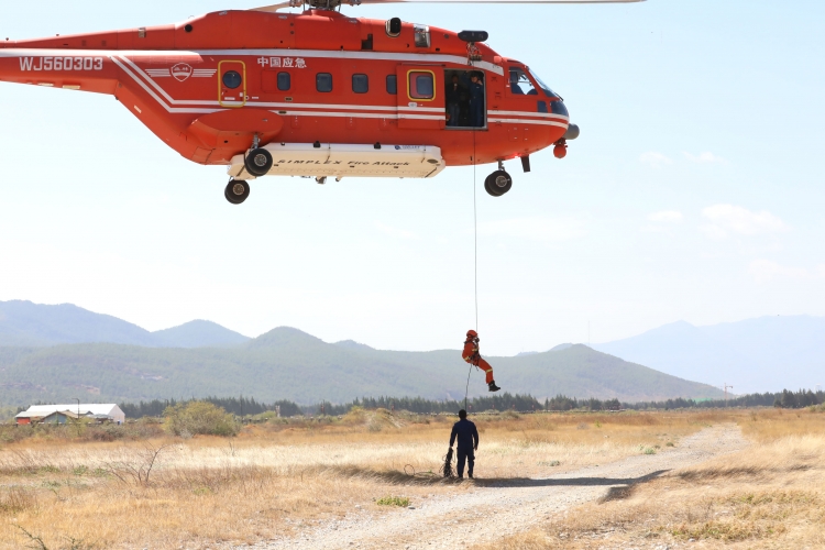 丽江市森林消防多措并开展清明专项防火行动 (8).jpg