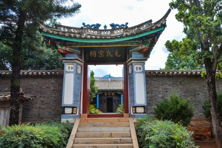 司马南：丽江毛主席雕像旁边有足浴店 不严肃2.jpg