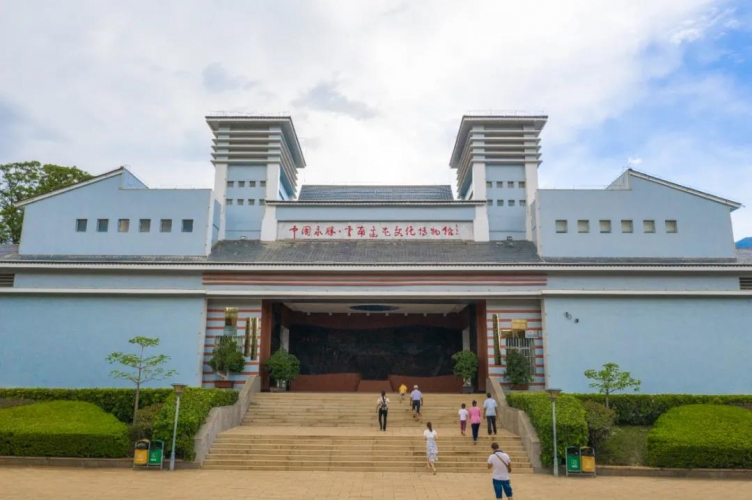 司马南：丽江毛主席雕像旁边有足浴店 不严肃.jpg