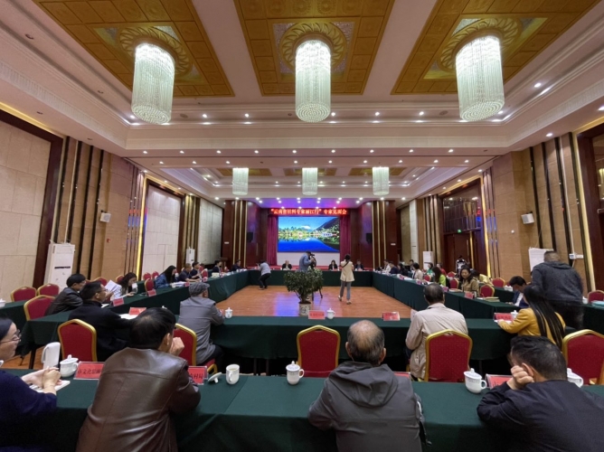 12位云南社科专家走进丽江 为丽江经济社会发展把脉献策5.JPG