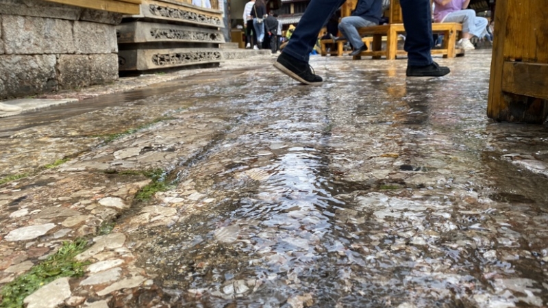 放水冲街 丽江古城焕然一新迎“五一” (3).JPG