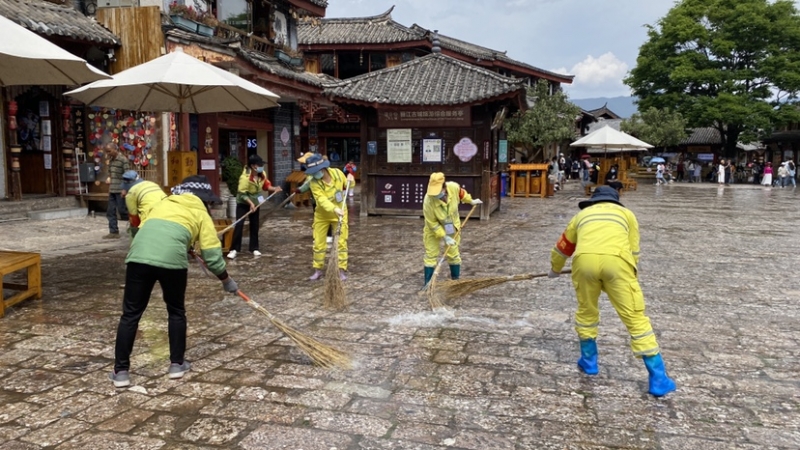 放水冲街 丽江古城焕然一新迎“五一” (1).JPG