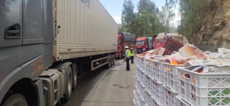 拖挂车侧翻 沃柑洒落一地，华坪民警20小时紧急救援 (1).jpg