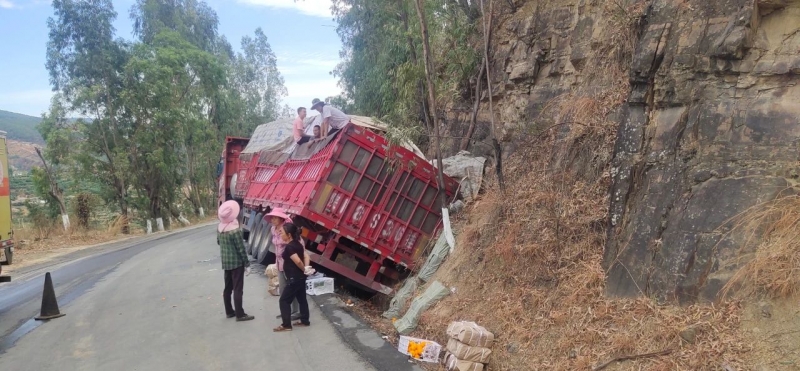拖挂车侧翻 沃柑洒落一地，华坪民警20小时紧急救援 (2).jpg