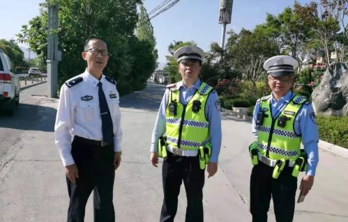 丽江交警全力投入“五一”假期道路交通安保工作 (1).png