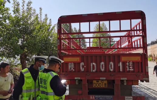 丽江交警全力投入“五一”假期道路交通安保工作 (2).png