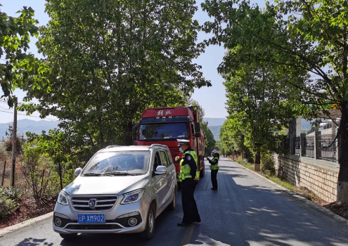 丽江交警全力投入“五一”假期道路交通安保工作 (3).png