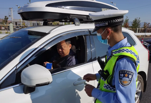 丽江交警全力投入“五一”假期道路交通安保工作 (4).png